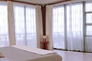 4 Bedroom Luxury Home with View of the Ocean and Table Mountain