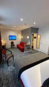 Hotels Logis - Le Christina : Chambre Double Supérieure avec Espace Salon