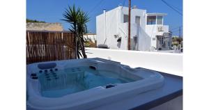 Pier's House Jacuzzi Milos Greece