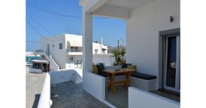 Pier's House Jacuzzi Milos Greece