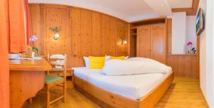 Small Double Room with Balcony room in Pension am Rain