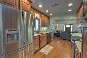 Bright Sarasota Bungalow - 5 Mi to Siesta Beach!