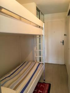 Appartements Appartement d'une chambre a Guerande a 600 m de la plage avec vue sur la mer piscine partagee et jardin clos : photos des chambres