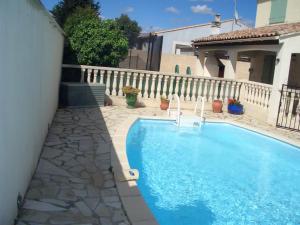 Villa avec jardin à Poussan avec piscine privée ouverte toute lannée