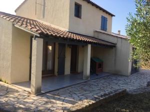 Villa avec jardin à Poussan avec piscine privée ouverte toute lannée