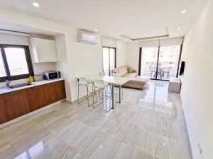 Vasilo Court Seaview City Apartment