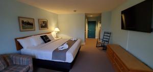 Deluxe King Room room in Amish Inn