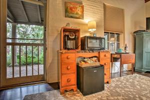 Historic Baton Rouge Vacation Rental 6 Mi to LSU!