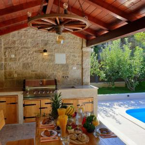 Amazing residence with NEW private pool,sauna,BBQ