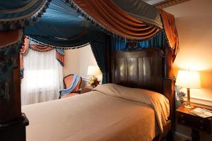 Deluxe Queen Room room in Monmouth Historic Inn