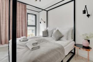 Aura III Apartments & Free Parking by Downtown Apartments