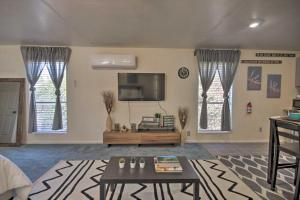 Cozy Getaway with Yard - 20 Mi to Downtown Houston!