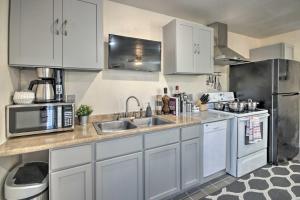 Cozy Getaway with Yard - 20 Mi to Downtown Houston!