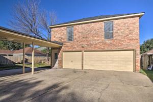 Cozy Getaway with Yard - 20 Mi to Downtown Houston!