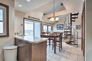 1 Mi to Shops and Dining Idyllic Lakeside Getaway!