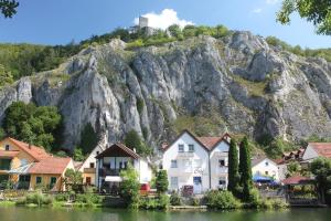 obrázek - Cafe Altmühl, Ferienwohnungen Gästehaus Krimhilde direkt am Wasser