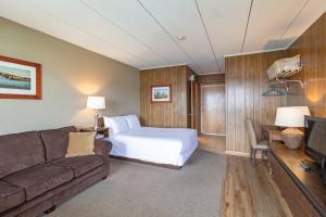 Half Moon Motel & Cottages