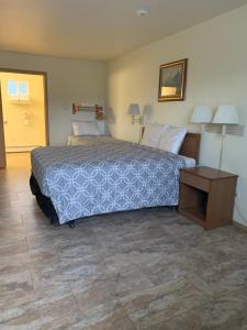Queen & Twin ADA room room in Marina Motel