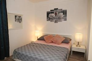 Two-Bedroom Apartment with Terrace and Sea View room in Apartments by the sea Tri Zala Korcula - 558
