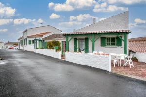 Maisons de vacances Maison de 4 chambres a La Tranche sur Mer a 500 m de la plage avec vue sur la ville jardin amenage et wifi : photos des chambres