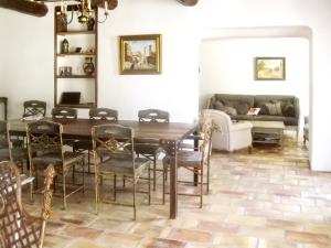 Maisons de vacances Maison de charme a Molleges avec piscine privee : photos des chambres