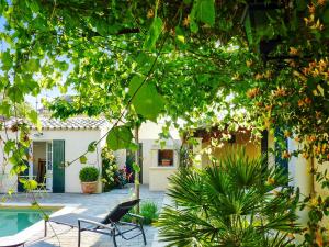 Maisons de vacances Maison de charme a Molleges avec piscine privee : photos des chambres