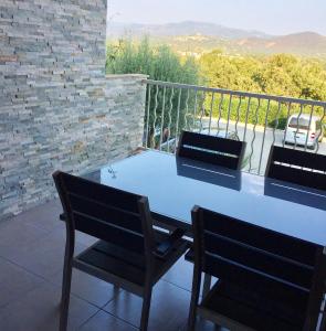 Maisons de vacances Maison d'une chambre avec vue sur la mer piscine partagee et jardin clos a Cogolin a 4 km de la plage : photos des chambres