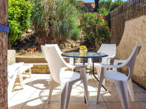 Maisons de vacances Maison d'une chambre avec vue sur la mer piscine partagee et jardin clos a Cogolin a 4 km de la plage : photos des chambres