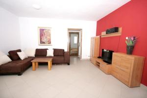 Spacious apartment in Žrnovo with shared pool 100 m²