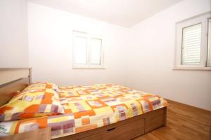 Spacious apartment in Žrnovo with shared pool 100 m²