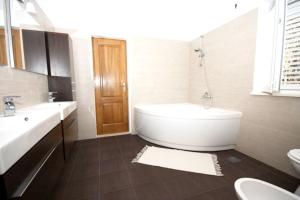 Spacious apartment in Žrnovo with shared pool 100 m²