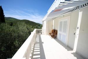 Spacious apartment in Žrnovo with shared pool 100 m²