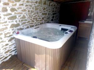 Maisons de vacances Maison de 6 chambres avec jacuzzi jardin amenage et wifi a Plougonven : photos des chambres