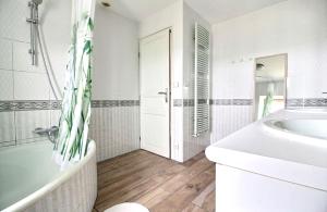 Maisons de vacances Maison de 6 chambres avec jacuzzi jardin amenage et wifi a Plougonven : photos des chambres