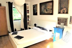 Spacious house in Lukoran with sea view