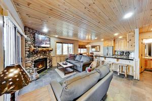 Two-Bedroom Apartment room in Dreamy Ski Condo with Balcony & Hot Tub condo