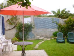 Maisons de vacances Maison d'une chambre avec jardin clos et wifi a Plougasnou a 1 km de la plage : photos des chambres