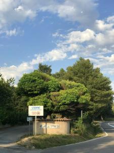 Maison charmante à Saint-Martin-de-Brômes avec piscine partagée