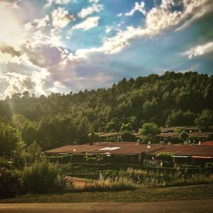 Maison charmante à Saint-Martin-de-Brômes avec piscine partagée