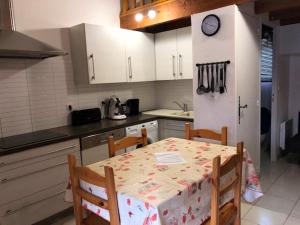 Maison charmante à Saint-Martin-de-Brômes avec piscine partagée