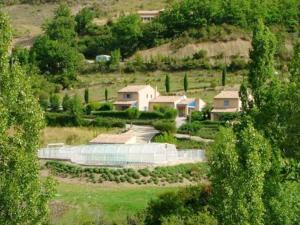 Appartement spacieux à La Roche-sur-le-Buis avec piscine privée.