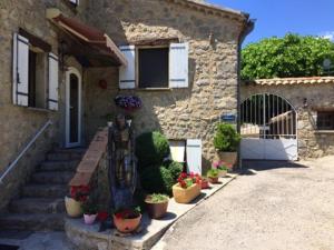 Appartement spacieux à La Roche-sur-le-Buis avec piscine privée.