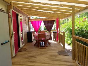 Bungalow Confortable à Fréjus avec Piscine Partagée