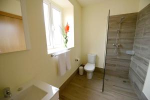 Comfortable apartment with shared pool in Prazeres, 150 m²