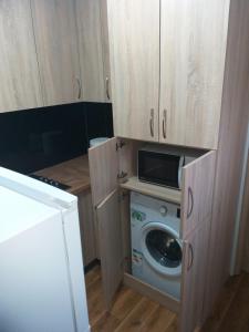 Domek - 2 Sypialnie, Kuchnia, Łazienka - 6 Osobowy N6 - FreezerHause Izdebno- NoclegiGrodziskPL 792-535-535