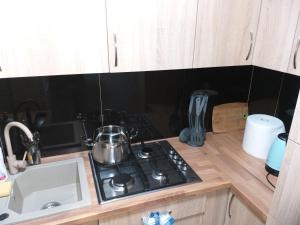 Domek - 2 Sypialnie, Kuchnia, Łazienka - 6 Osobowy N6 - FreezerHause Izdebno- NoclegiGrodziskPL 792-535-535