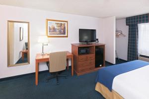 King Room - Mobility Access/Non-Smoking room in Ramada by Wyndham Santa Fe