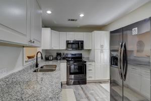 523 Queens Grant Big Comfortable Couch 75 In Smart TV 2 Kings Queen & Twin Sleeper Sofa Free Wifi