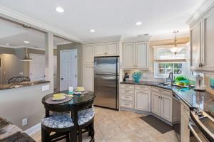 2 BR Evian Gorgeous Golf Views King 2 Twins Fold Out Bikes & Beach Gear included 2 Parking passes