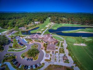2365 Racquet Club 2 BR 2 BA condo Sea Pines Resort Near Harbourtown Free Tennis and Pool